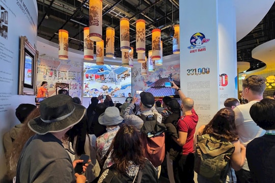 Đông khách Nhật Bản xếp hàng đến xem Nhà Triển lãm Việt Nam tại Expo 2025