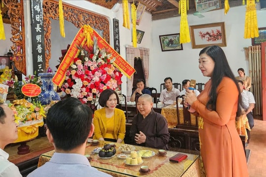 Chủ tịch Ủy ban MTTQ thành phố chúc mừng Phân ban Ni giới Hà Nội nhân Đại lễ Phật đản