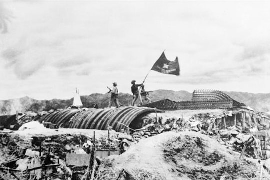 Kỷ niệm 71 năm Chiến thắng Điện Biên Phủ (7/5/1954 - 7/5/2025) Điện Biên Phủ - trận quyết chiến chiến lược trong thời đại Hồ Chí Minh