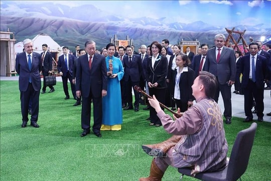 Tổng Bí thư Tô Lâm cùng Phu nhân tham quan Làng Văn hóa Dân tộc tại Kazakhstan