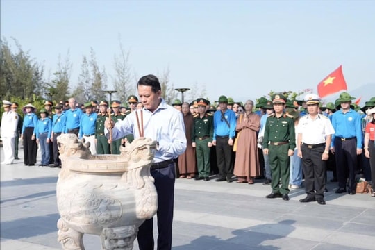 Đoàn công tác thành phố Hà Nội dâng hương tưởng niệm Anh hùng liệt sĩ tại Cam Ranh