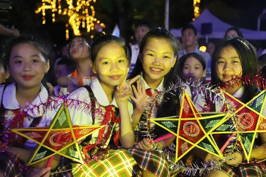 Phố đi bộ quanh hào Thành cổ Sơn Tây sau 3 năm hoạt động: Đánh thức tiềm năng du lịch và công nghiệp văn hóa xứ Đoài
