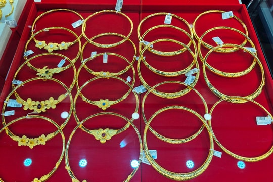 Sáng 8-5, giá vàng neo ở mức cao