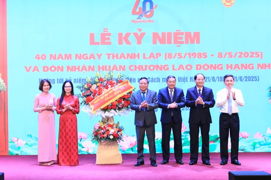 Tạp chí Người Hà Nội đón nhận Huân chương Lao động hạng Nhì