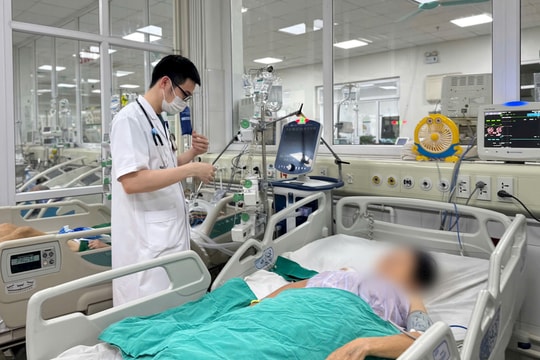 Cấp cứu thành công bệnh nhân bị sốc nhiễm khuẩn nặng sau khi tiêm khớp vai tại phòng khám tư