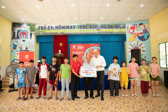 Quỹ Bảo trợ trẻ em Việt Nam tặng quà cho trẻ em khó khăn tại Làng Hy vọng