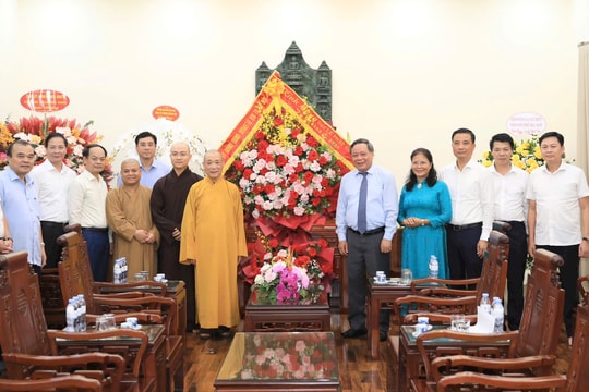 Phó Bí thư Thường trực Thành ủy Hà Nội Nguyễn Văn Phong chúc mừng Đại lễ Phật đản