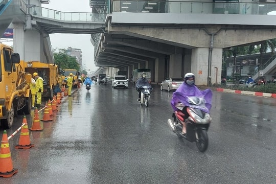 Hà Nội mưa to và dông, thời tiết chuyển mát