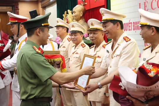 30 chỉ huy cấp phòng Công an Hà Nội nghỉ công tác