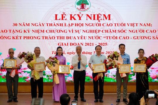 Quận Tây Hồ khen thưởng các cá nhân “Tuổi cao - Gương sáng”