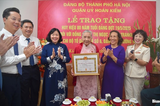 Bí thư Thành ủy Hà Nội Bùi Thị Minh Hoài trao Huy hiệu 80 năm tuổi Đảng tặng đồng chí Lê Thị Ngọc