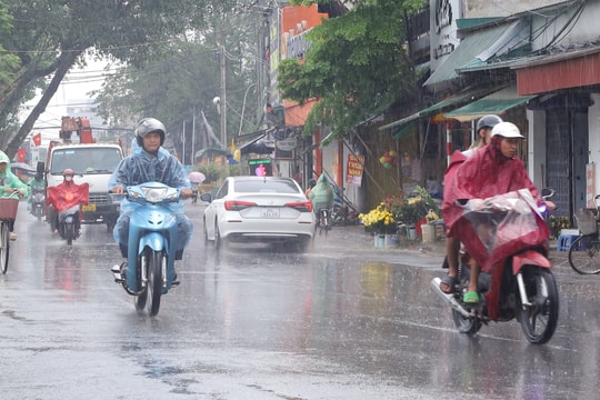 Hà Nội mưa dông, chuyển mát, nhiệt độ cao nhất 26 độ C