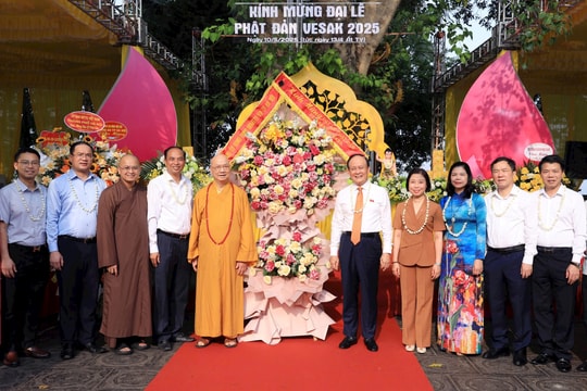 Chủ tịch HĐND thành phố Hà Nội Nguyễn Ngọc Tuấn chúc mừng Hội đồng Chứng minh Giáo hội Phật giáo Việt Nam