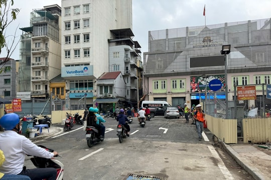 Rào chắn phục vụ thi công ga ngầm S12 tuyến đường sắt đô thị Nhổn - ga Hà Nội