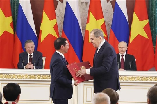 Tổng Bí thư Tô Lâm và Tổng thống V. Putin chứng kiến Lễ trao các văn kiện hợp tác