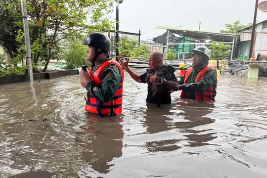 Dông lốc gây ngập nhiều nhà dân tại TP Hồ Chí Minh và Bình Dương