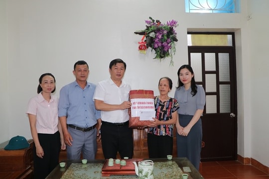LĐLĐ huyện Chương Mỹ thăm, tặng quà công nhân lao động có hoàn cảnh khó khăn