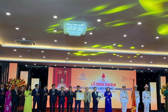 Hiệp hội Doanh nghiệp nhỏ và vừa thành phố Hà Nội đón nhận Huân chương Lao động hạng Nhất