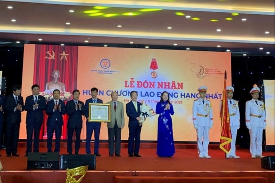 Hiệp hội Doanh nghiệp nhỏ và vừa thành phố Hà Nội đón nhận Huân chương Lao động hạng Nhất