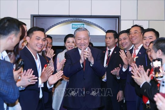 Tổng Bí thư Tô Lâm gặp gỡ cán bộ Đại sứ quán và đại diện cộng đồng người Việt Nam tại Liên bang Nga