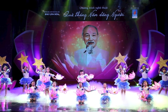 Chương trình nghệ thuật “Quà tháng 5 dâng Người” diễn ra tại Nhà hát Lớn Hà Nội