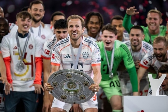 Harry Kane lập công, Bayern nâng đĩa bạc Bundesliga trong ngày ăn mừng rực rỡ