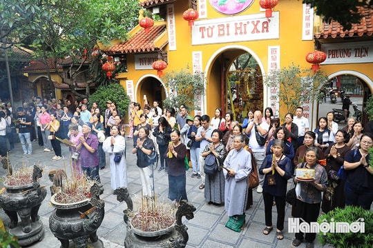 Người dân chen chân chiêm bái, tắm Phật ở chùa Quán Sứ