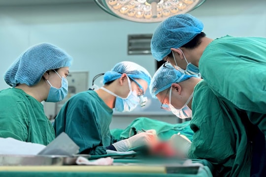 Nối ngón trỏ cho nam công nhân đứt lìa vì tai nạn lao động