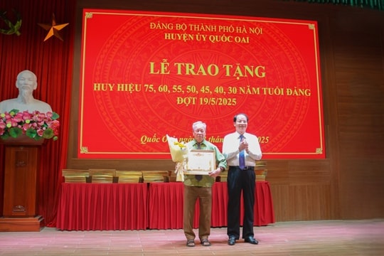 Trưởng ban Tuyên giáo và Dân vận Thành ủy Hà Nội Nguyễn Doãn Toản trao Huy hiệu Đảng đợt 19-5 tại Quốc Oai
