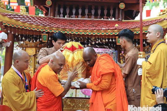 Người dân Hà Nội chờ hàng giờ đồng hồ nghênh đón Xá lợi Đức Phật