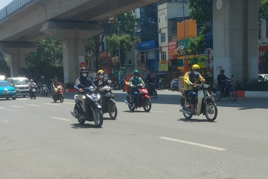 Hà Nội mưa dông, thời tiết dịu mát