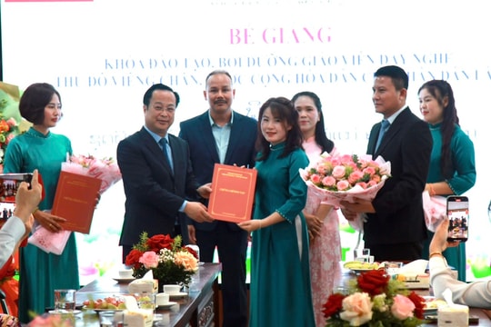 Các giáo viên dạy nghề của Lào hoàn thành khóa bồi dưỡng tại Hà Nội