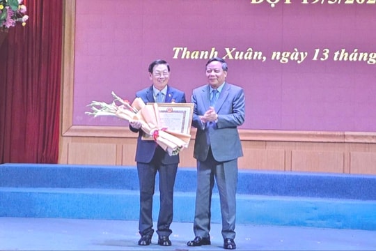 Phó Bí thư Thường trực Thành ủy Hà Nội Nguyễn Văn Phong trao Huy hiệu Đảng tại quận Thanh Xuân