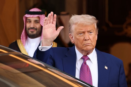 Mỹ bất ngờ thông báo dỡ bỏ lệnh trừng phạt Syria