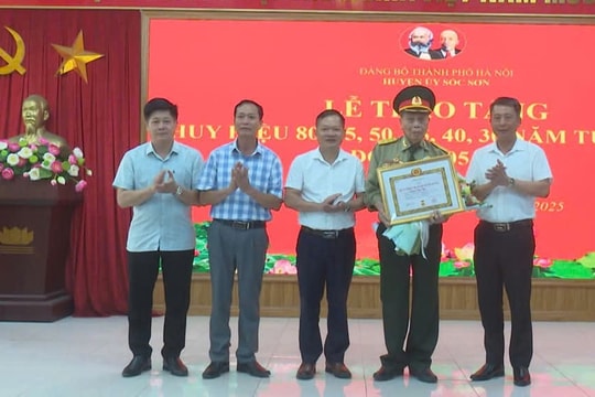 Sóc Sơn: Chiến sỹ Điện Biên Phủ sống tròn 100 tuổi được nhận Huy hiệu 80 năm tuổi Đảng
