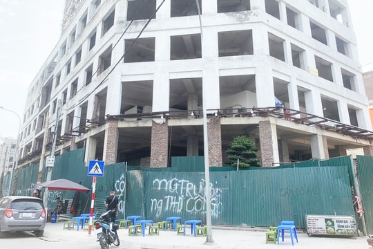 Tại phường Thanh Xuân Bắc (quận Thanh Xuân): Tòa nhà bị bỏ hoang nhiều năm