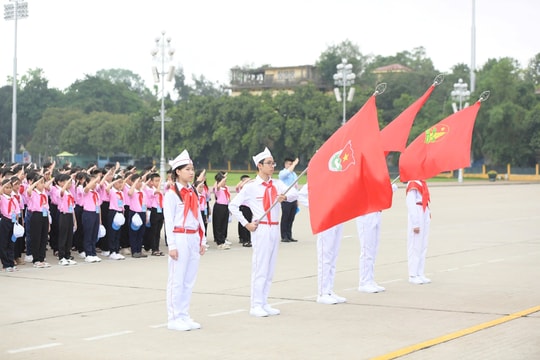 Đại biểu Cháu ngoan Bác Hồ toàn quốc báo công, vào Lăng viếng Bác