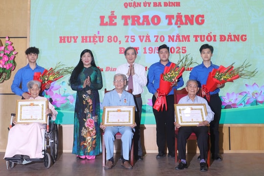 Quận Ba Đình: 476 đảng viên được nhận Huy hiệu Đảng đợt 19-5