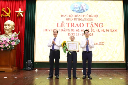 Hoàn Kiếm: Trao Huy hiệu 80 năm tuổi Đảng tặng đảng viên lão thành Phạm Đức Phúc