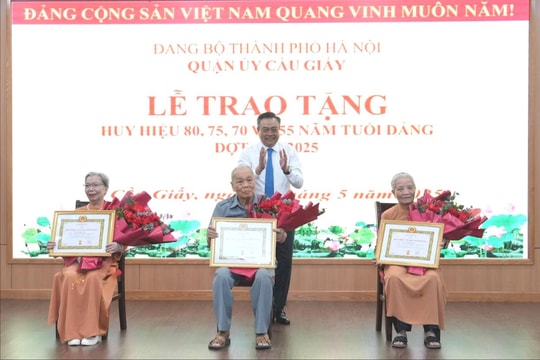 Chủ tịch UBND thành phố Hà Nội Trần Sỹ Thanh trao Huy hiệu Đảng tại quận Cầu Giấy