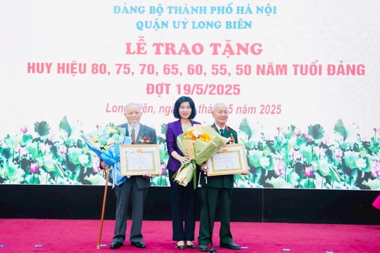 Đồng chí Phùng Thị Hồng Hà trao Huy hiệu Đảng tại quận Long Biên