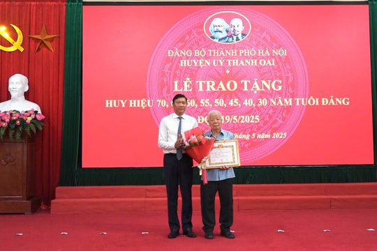 Thanh Oai trang trọng tổ chức trao Huy hiệu Đảng đợt 19-5