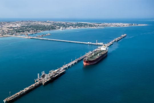 Tổng thống Mỹ tuyên bố sắp đạt được thỏa thuận hạt nhân với Iran, giá dầu giảm
