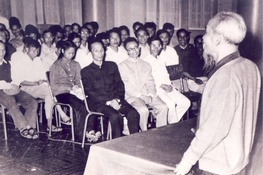 Vận dụng sáng tạo tư tưởng Hồ Chí Minh trong công tác cán bộ