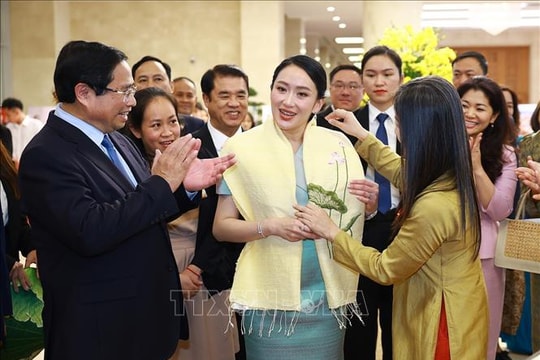 Thủ tướng Phạm Minh Chính và Thủ tướng Thái Lan thưởng lãm các sản phẩm thủ công Việt Nam