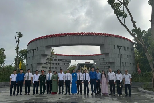 Đoàn đại biểu thành phố Hà Nội dâng hương tri ân các Anh hùng liệt sĩ tại tỉnh Điện Biên