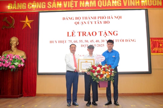 Quận Tây Hồ trao Huy hiệu Đảng đợt 19-5