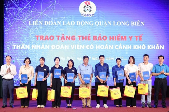 LĐLĐ quận Long Biên tặng thẻ BHYT miễn phí cho đoàn viên, người lao động khó khăn