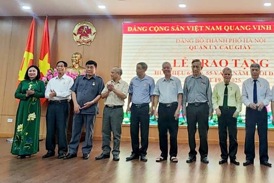 Quận Cầu Giấy trao Huy hiệu Đảng tặng 120 đảng viên