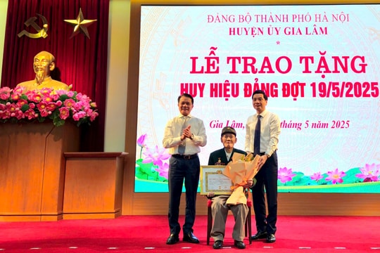 Gia Lâm trao tặng, truy tặng Huy hiệu Đảng đợt 19-5